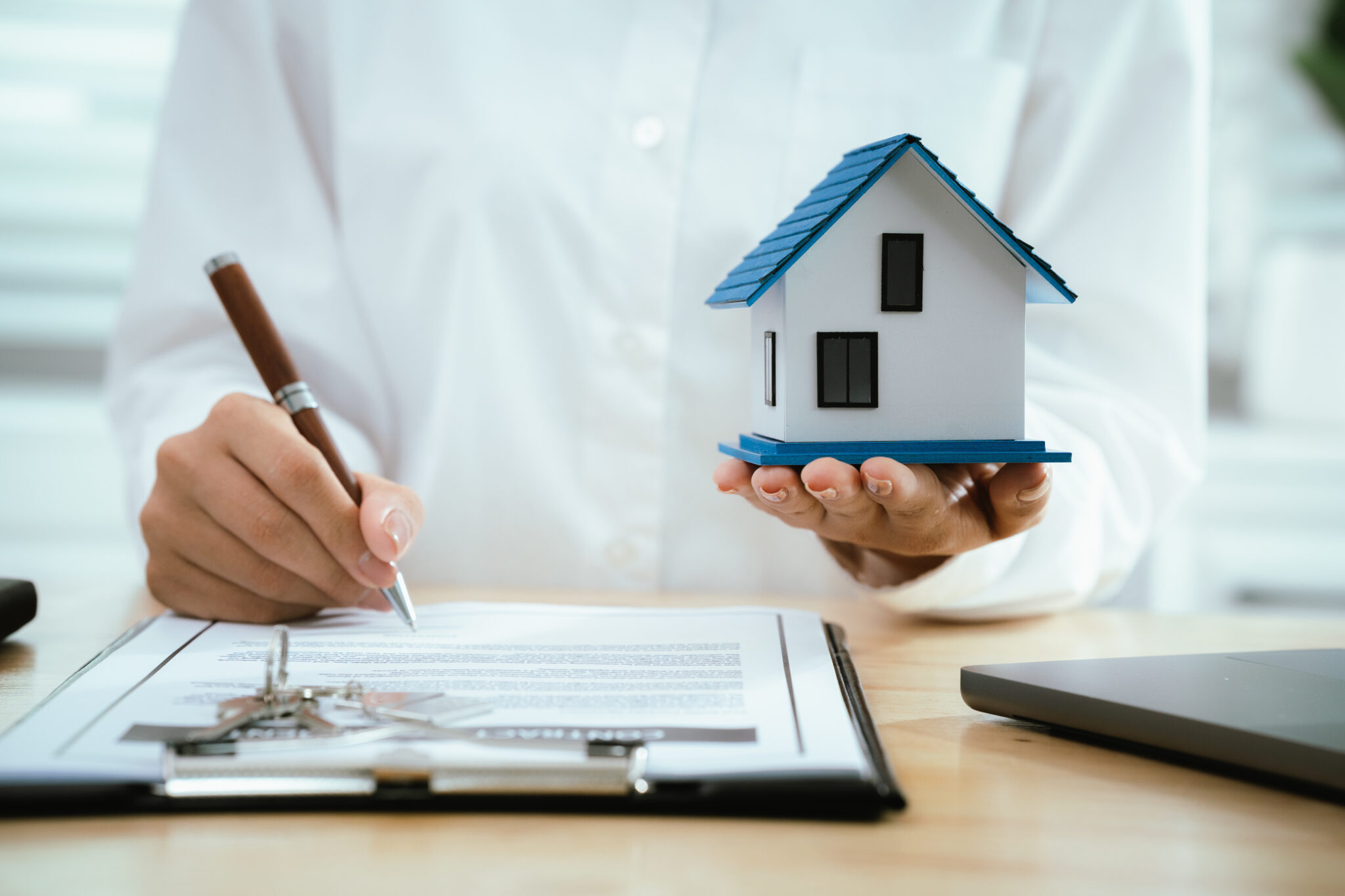 Offre au prix : définition, fonctionnement et conséquences pour l’acheteur