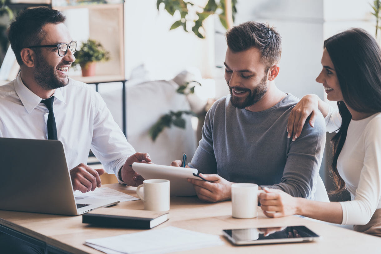 couple contrat signe signature immobilier immo scaled