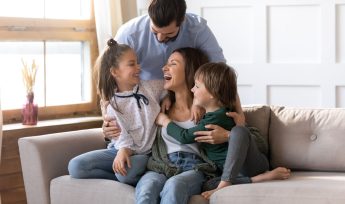 famille parents enfants scaled