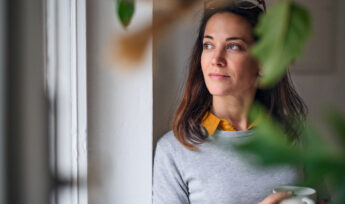 femme maison climat fenetre ecologie