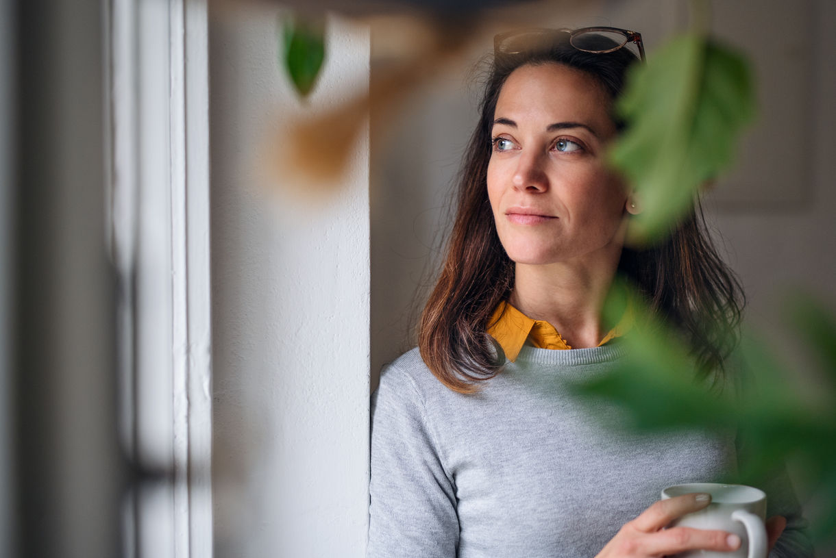 femme maison climat fenetre ecologie