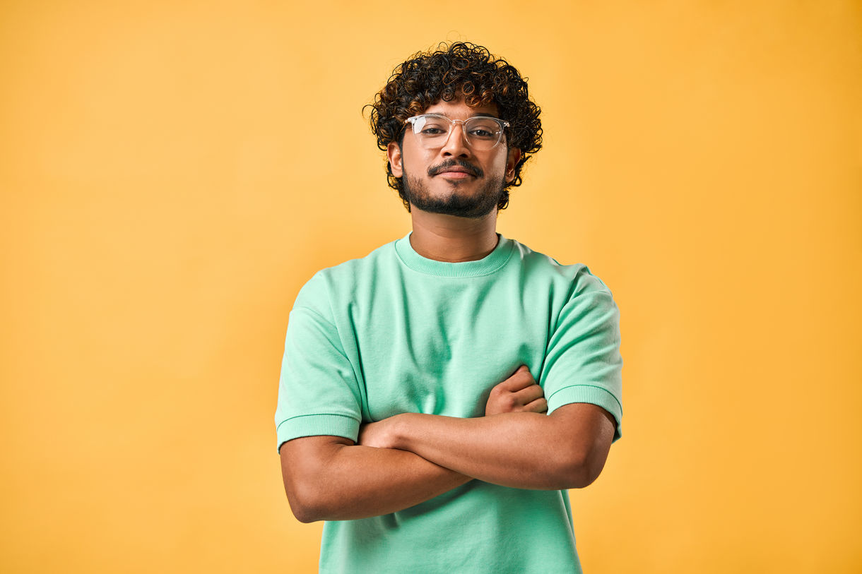 homme a lunettes bras croises qui reflechi avec un fond jaune astuce intelligent