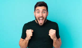 homme content fond colore scaled