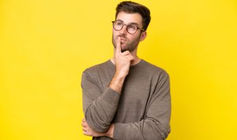homme question reflechi fond jaune