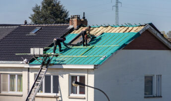 Ouvriers procédant à l'isolation d'un toit
