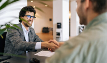 négocier négociation deux hommes achat vente immobilier appartement notaire content