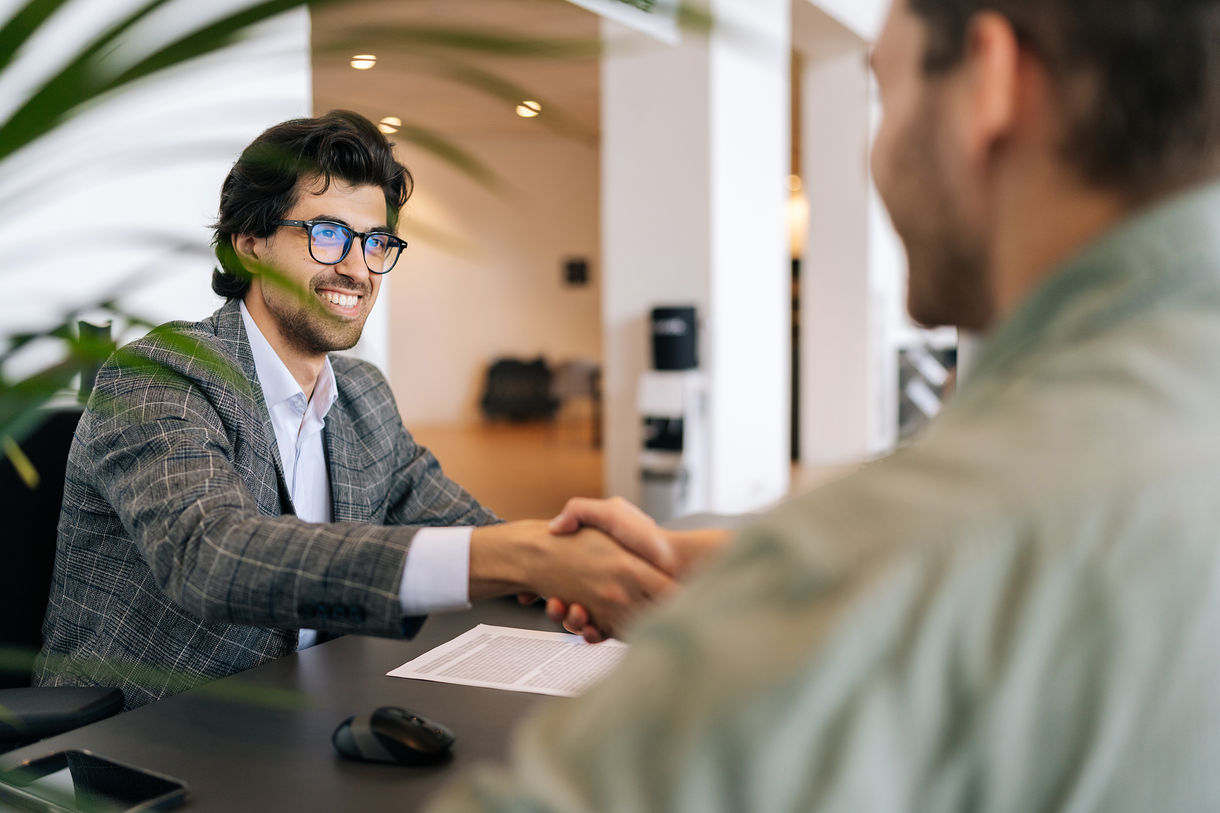 négocier négociation deux hommes achat vente immobilier appartement notaire content