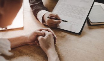 notaire signer signature contrat immo immobilier scaled