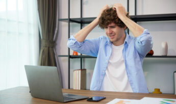 rac personne stressé ordinateur surendettement